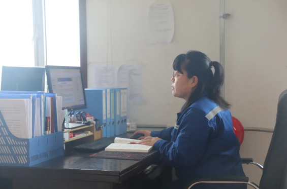 1696639359143861.png 安全環(huán)保部戴靖雯查看風(fēng)險監(jiān)測預(yù)警平臺.png