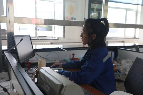 1696639388386424.png 市場營銷部劉艷在核對當(dāng)日銷售數(shù)據(jù).png