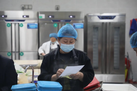 1696639404276518.png 食堂工作人員為一線職工準(zhǔn)備午餐.png